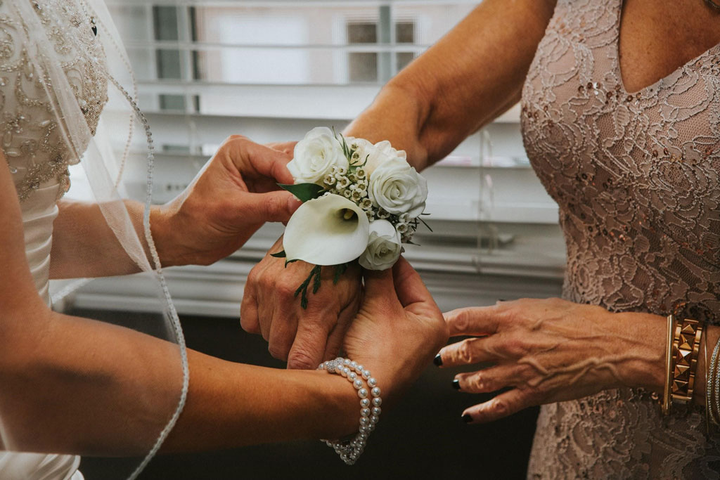 Mother-and-daughter-on-the-wedding-day